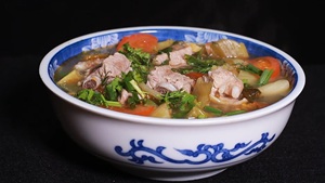 CANH SƯỜN NON NẤU CẢI CHUA